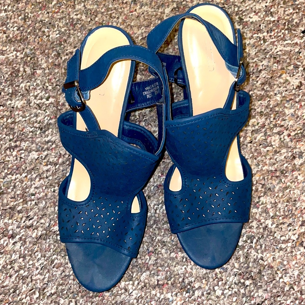 Jasmin wedge in the color Blue